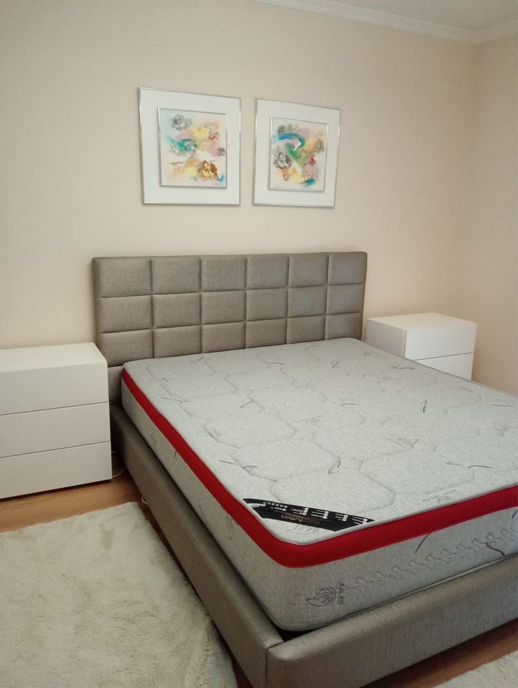 Cama + Colchão + Mesas de cabeceira