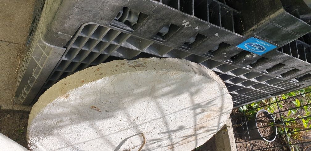 Właz betonowy do szamba z pokrywą