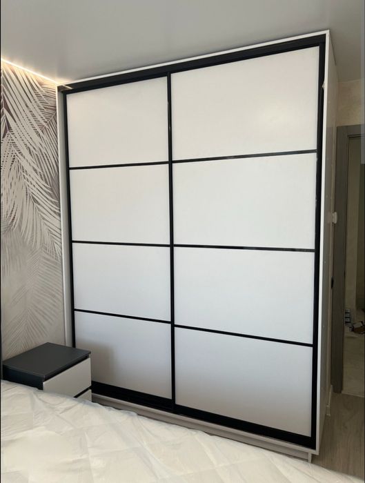 Шкафы купе в ассортименте, разных размеров и цветов.