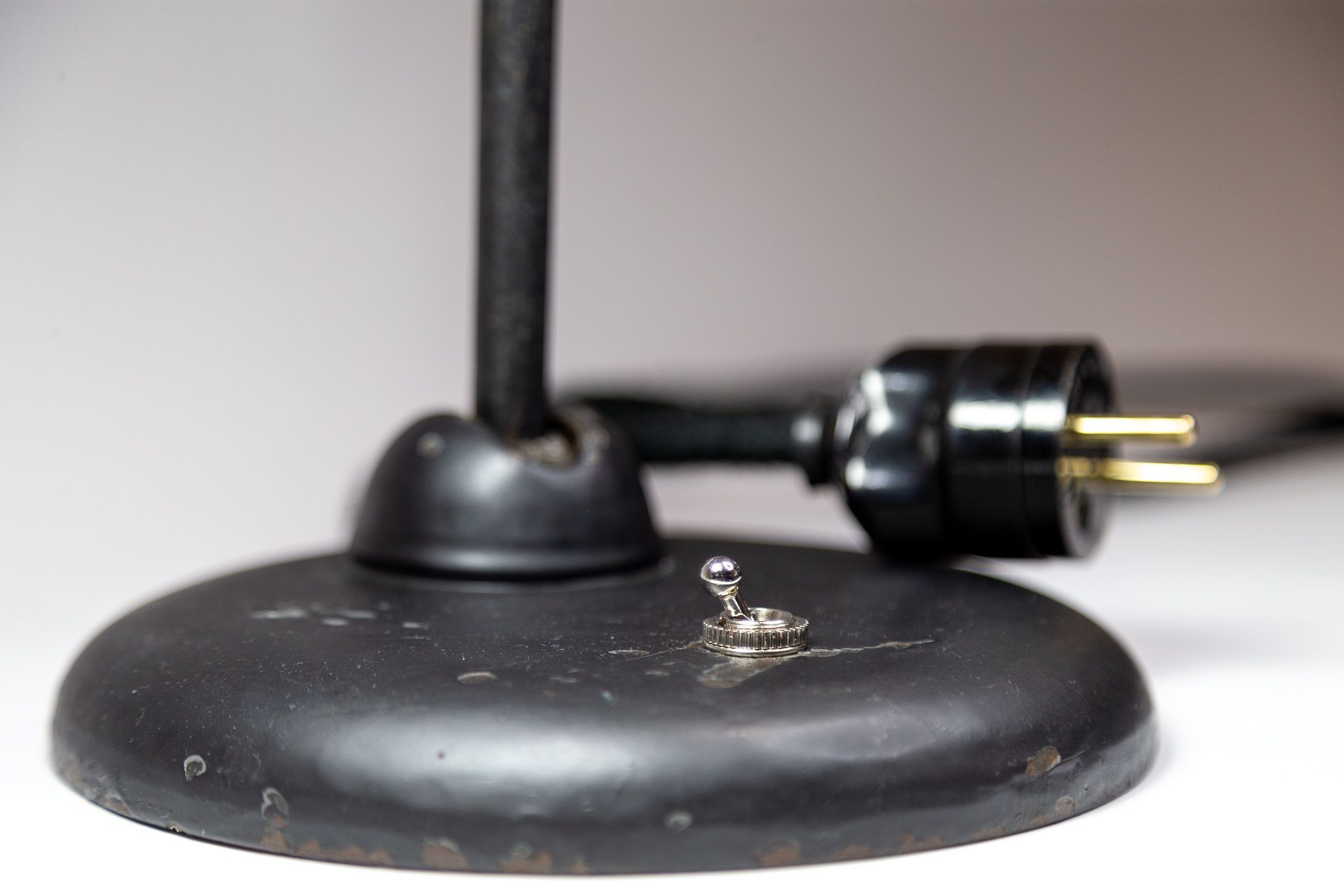 Lampa biurkowa w stylu "Bauhaus" wyprodukowana w pierwszej połowie XX