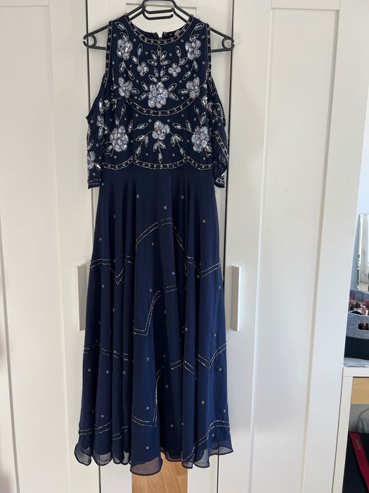 Przepiękna sukienka marki Asos, zdobiona koralikami i cekinami.