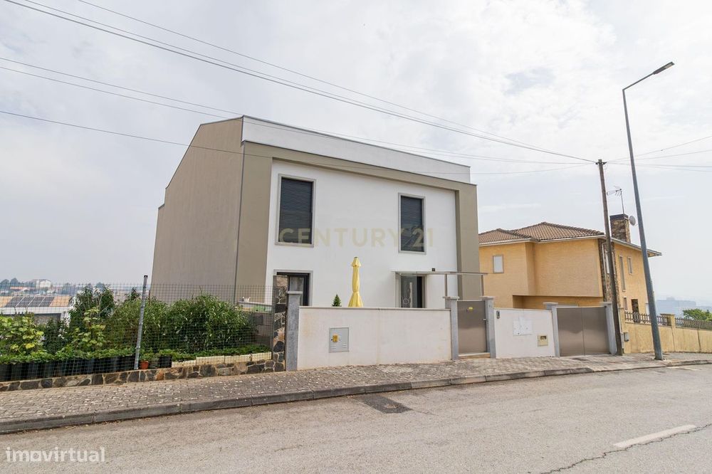 Moradia T5 em Bragança - Quase Nova e Pronta a Habitar