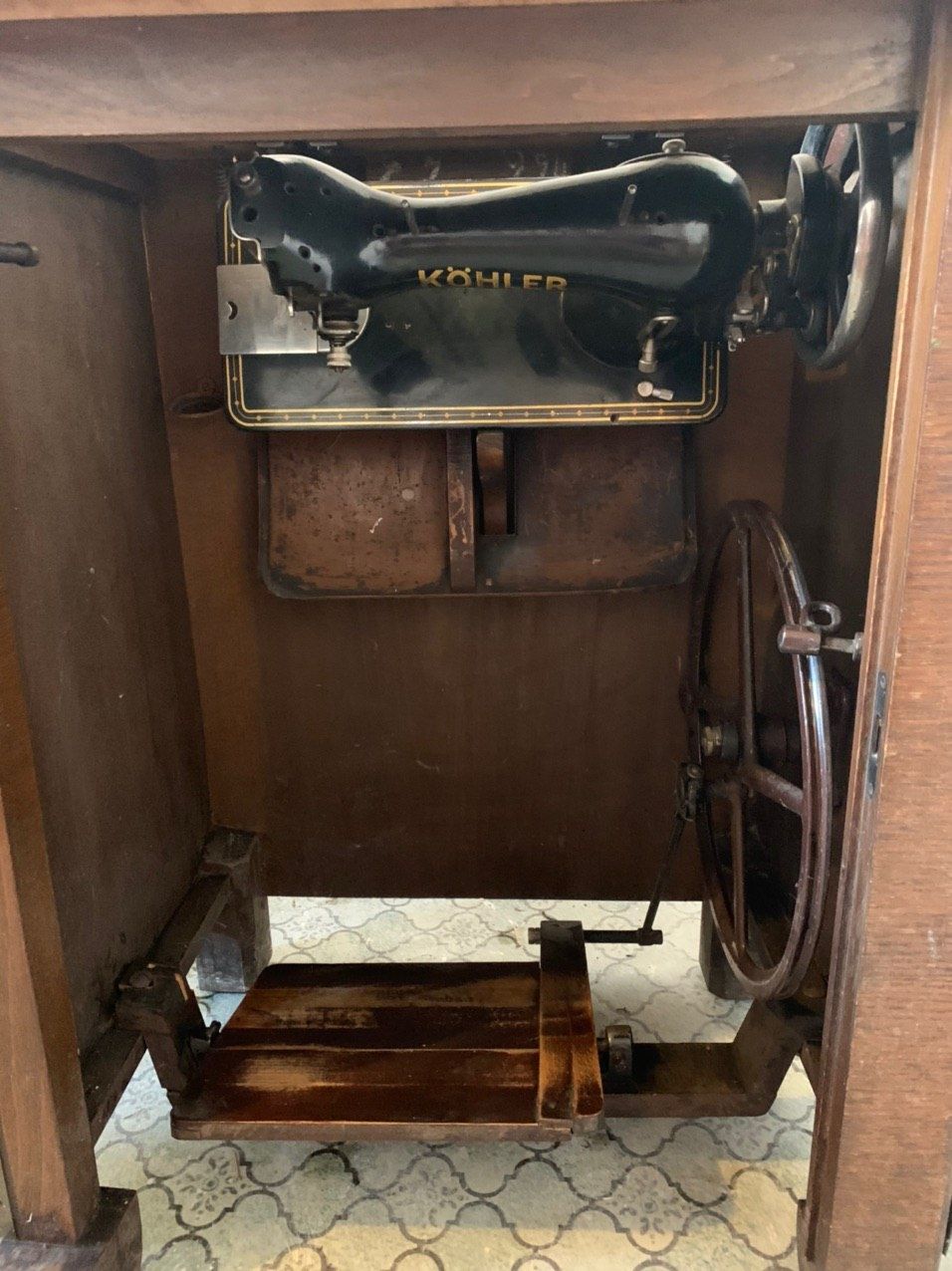 Немецкая старинная швейная машина.