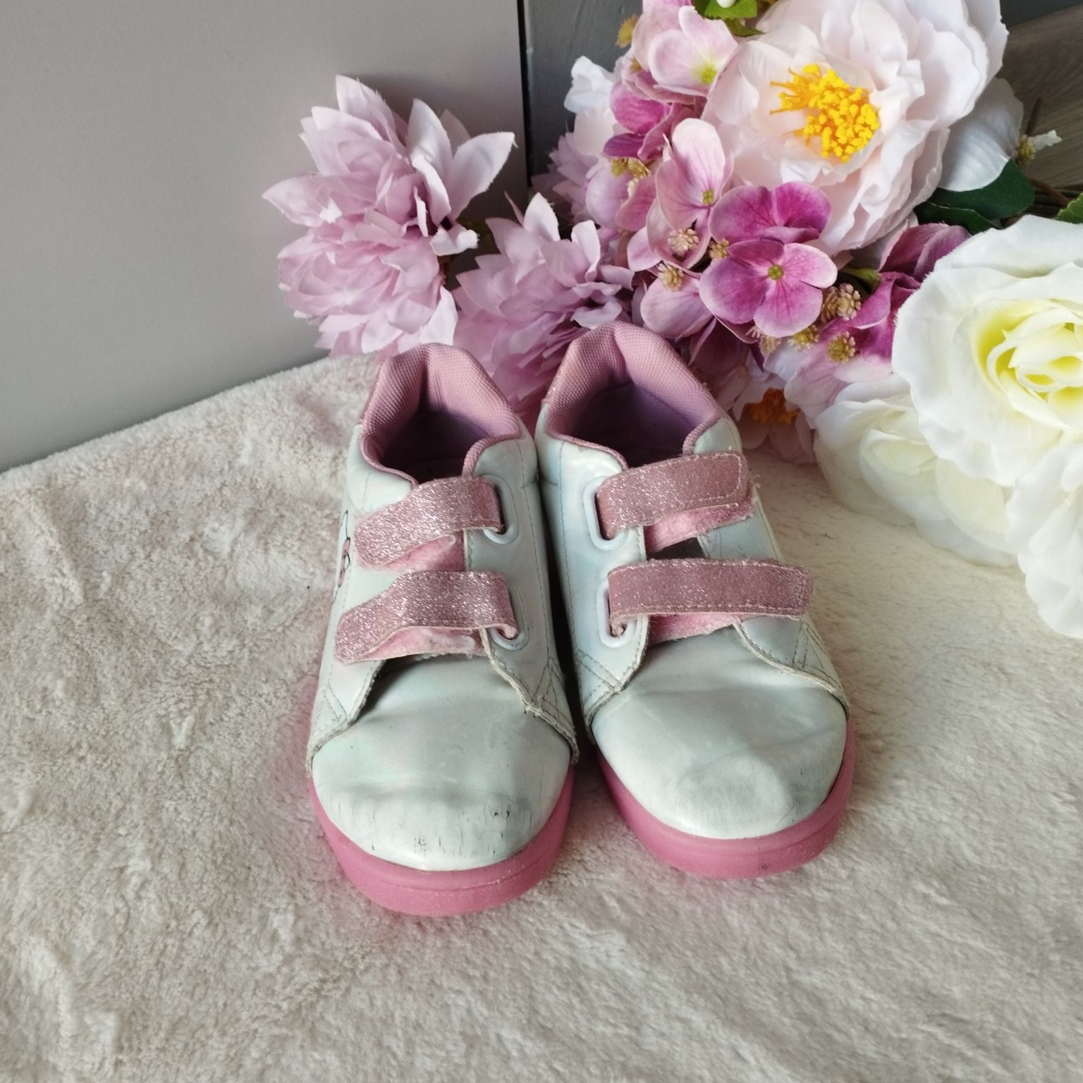 Biało-różowe adidasy Hello Kitty na rzepy, rozmiar 29