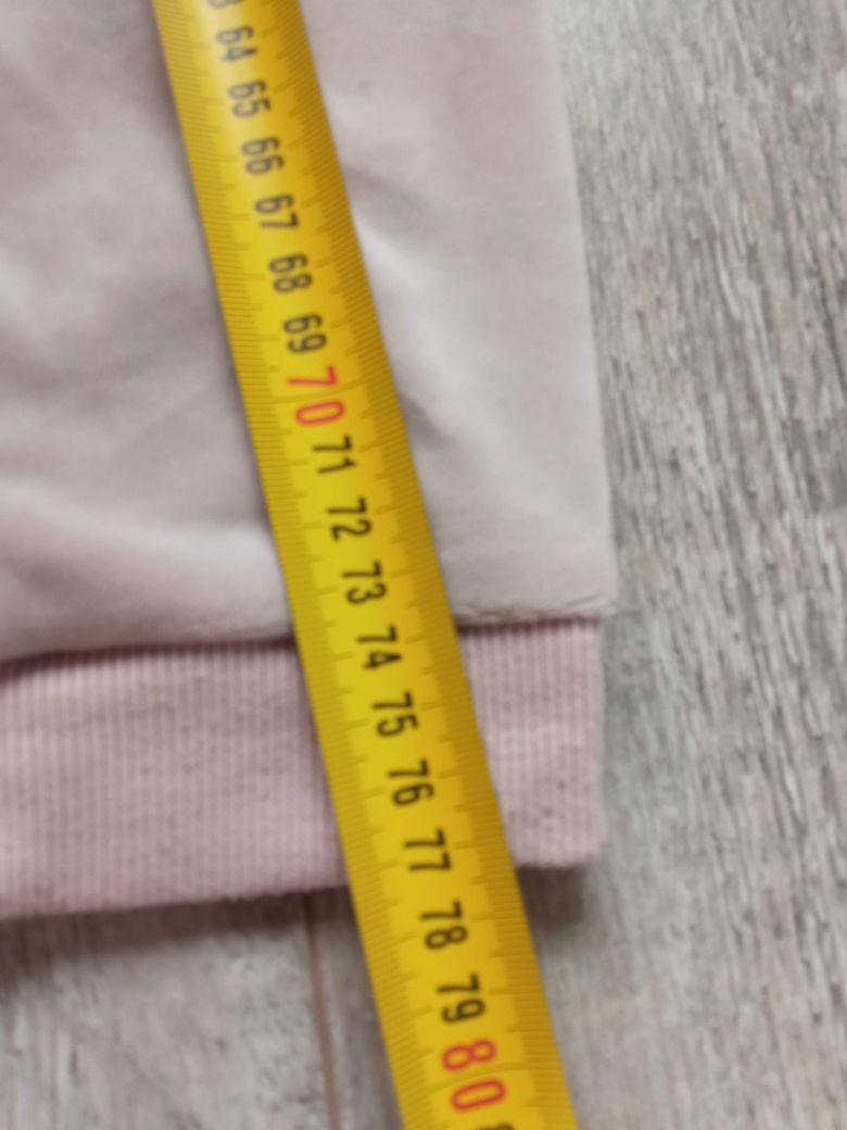 Pudrowo różowe spodnie dresowe welurowe z cekinami 134-140