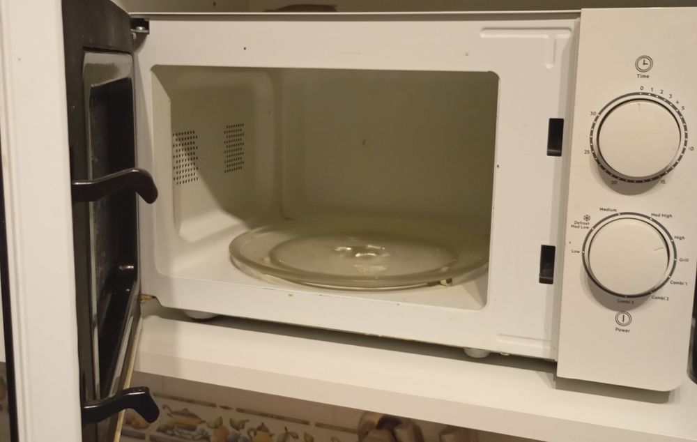 Microondas Marca Becken 
BECKEN

Esmaltado
Abertura da Porta
Lateral c