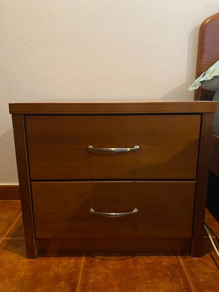 Cama solteiro, 2 mesas de cabeceira, colchão