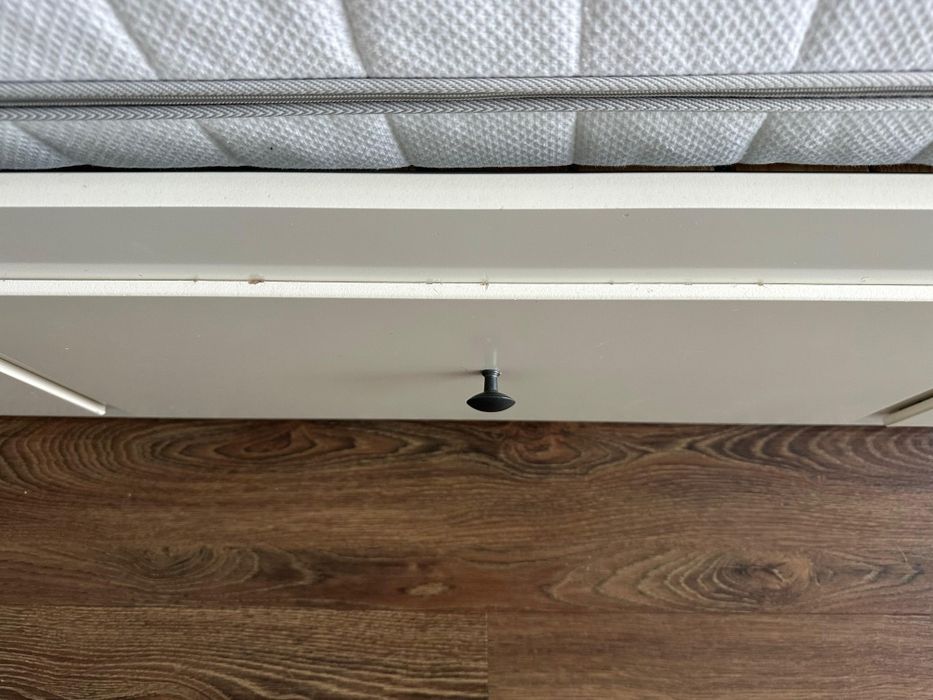 Łóżko IKEA HEMNES z dwoma materacami – praktyczne i wygodne