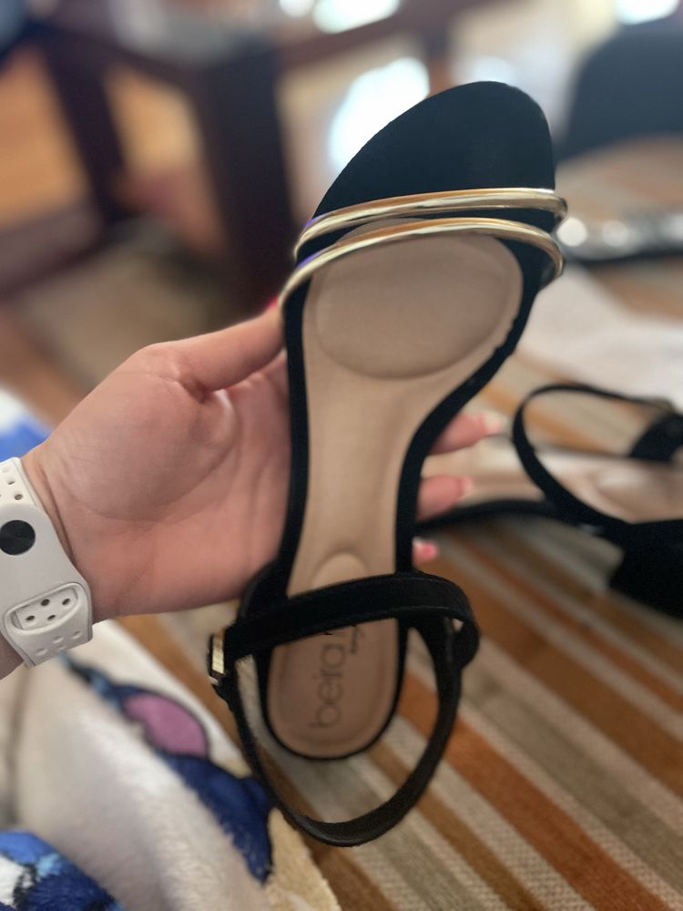 Sandalias pretas e douradas
