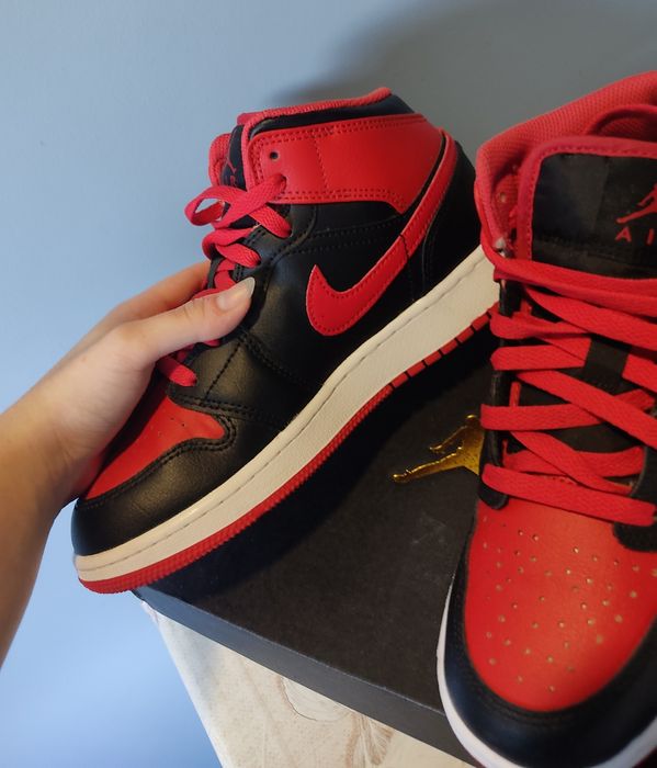 Air Jordan mid 1