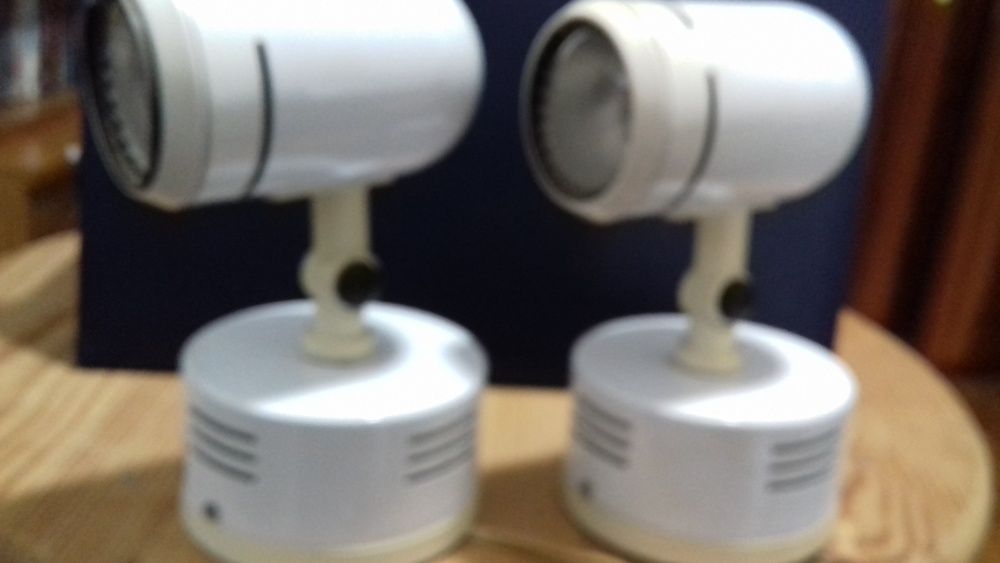 Dois (2) projectores/focos para lâmpadas de halogéneo e LED.