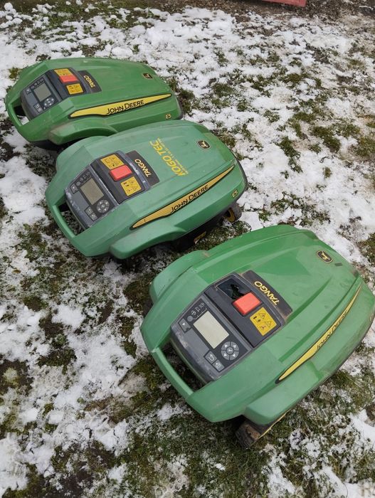 3 roboty koszące kosiarka automatyczna John Deere Tango E5