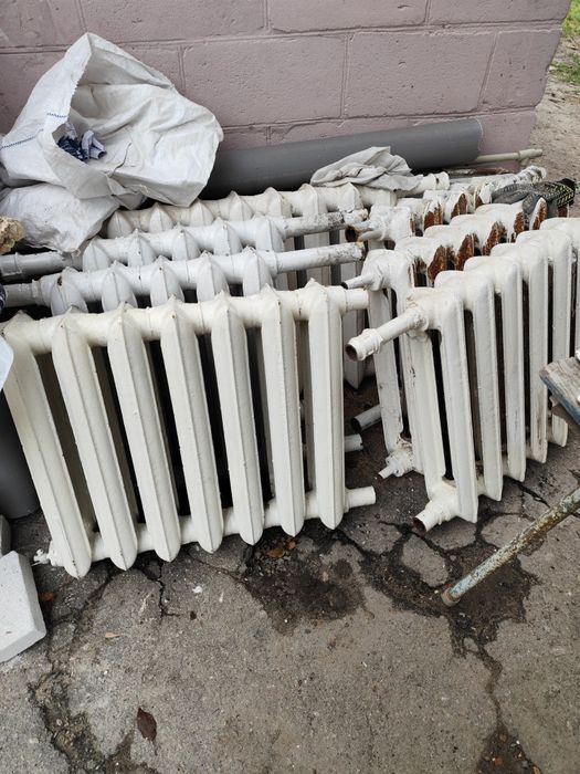 Продам батареи чугунные б у в отличном состоянии трещин нет ,не ржавые