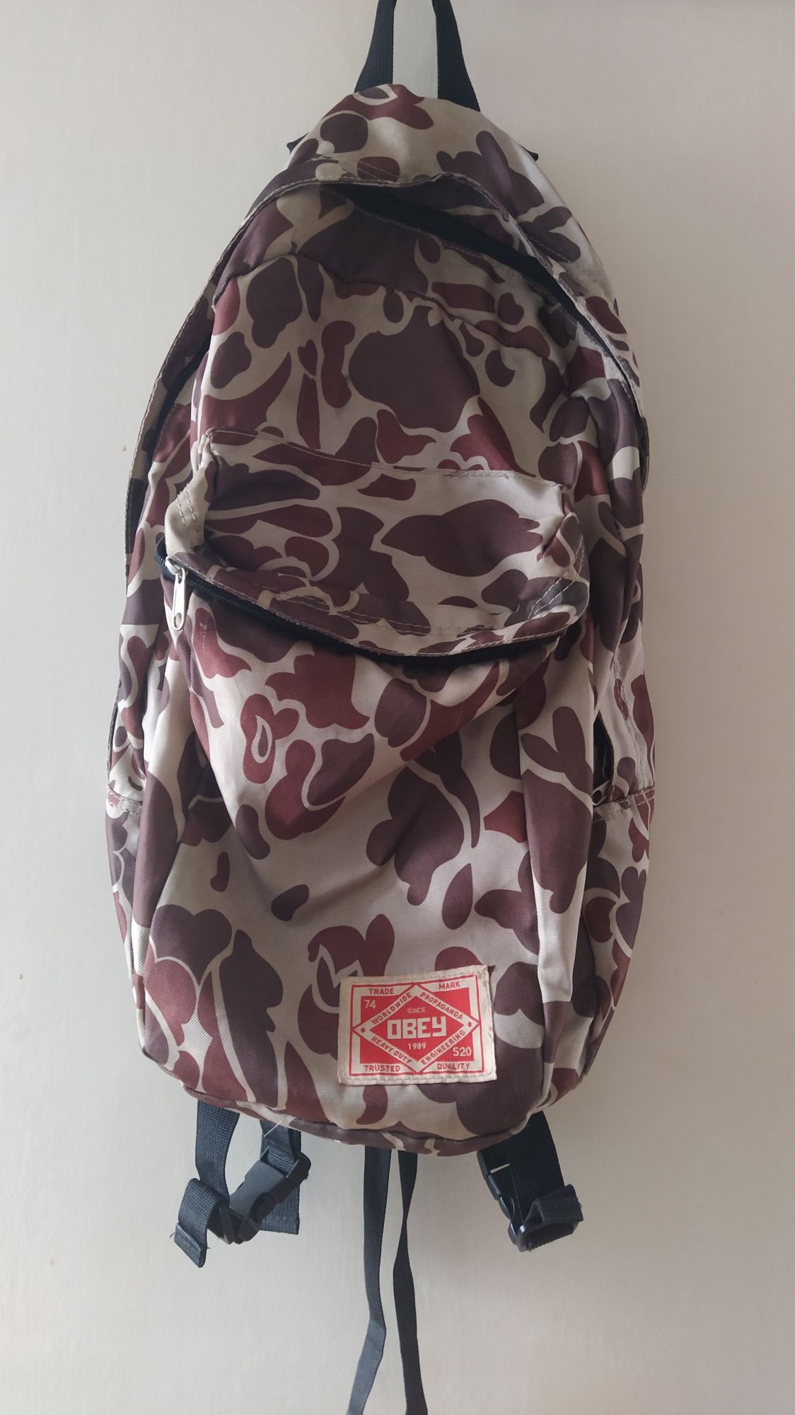 Mochila obey permite levar skate