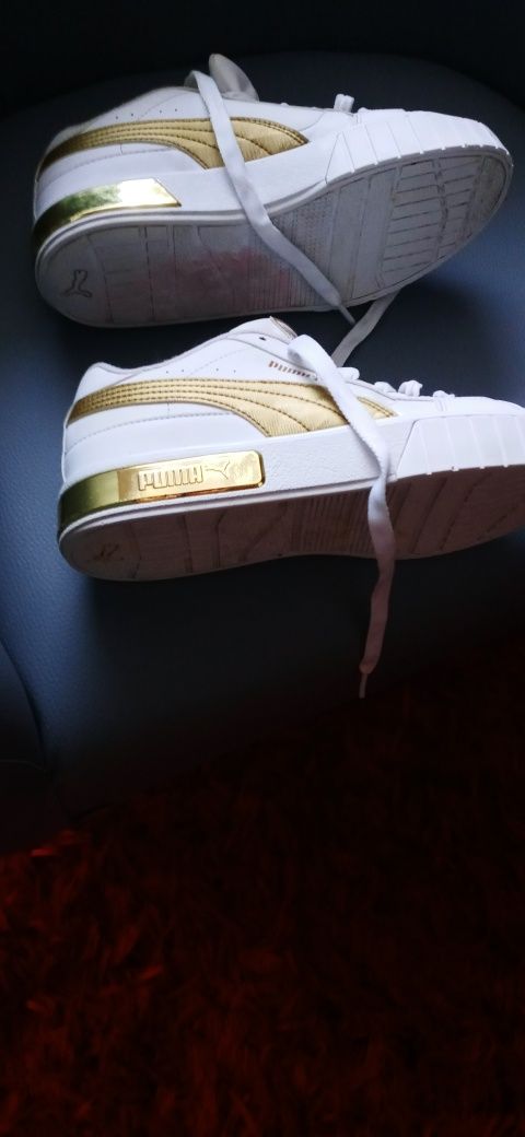 Białe snakersy Puma na platformie