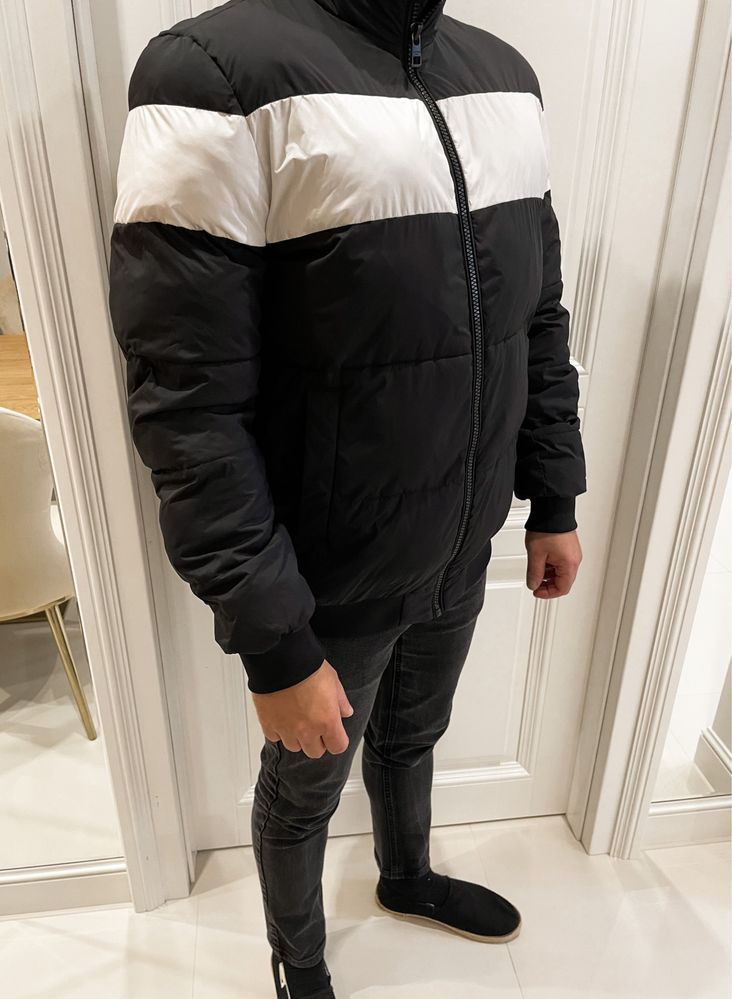 Czarna zimowa kurtka z dużym napisem Calvin Klein rozmiar XXL