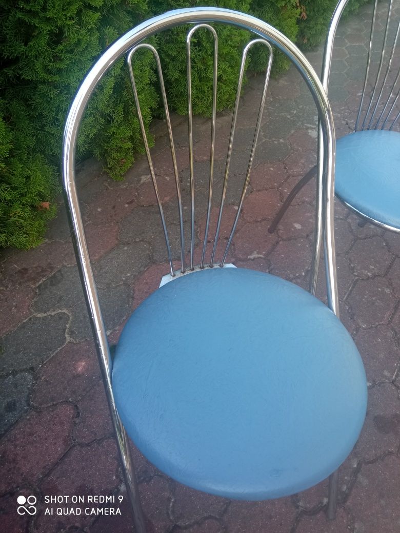 3- krzesła ze skóry ekologicznej srebrne relingi.