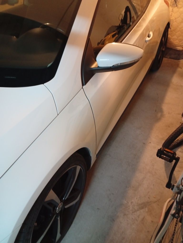 VW Scirocco 2.0 TDI Sport DSG (90mil km apenas))