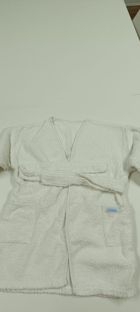 Roupão para criança aprox. 2 anos. Com marcas de uso. Branco e azul.