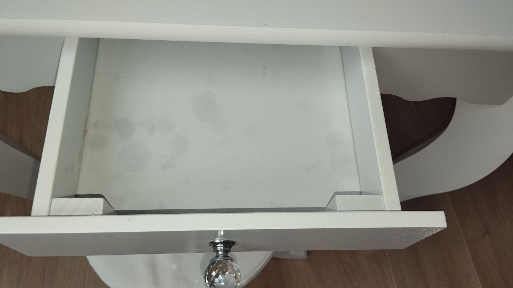 Toaletka biała z kryształkami