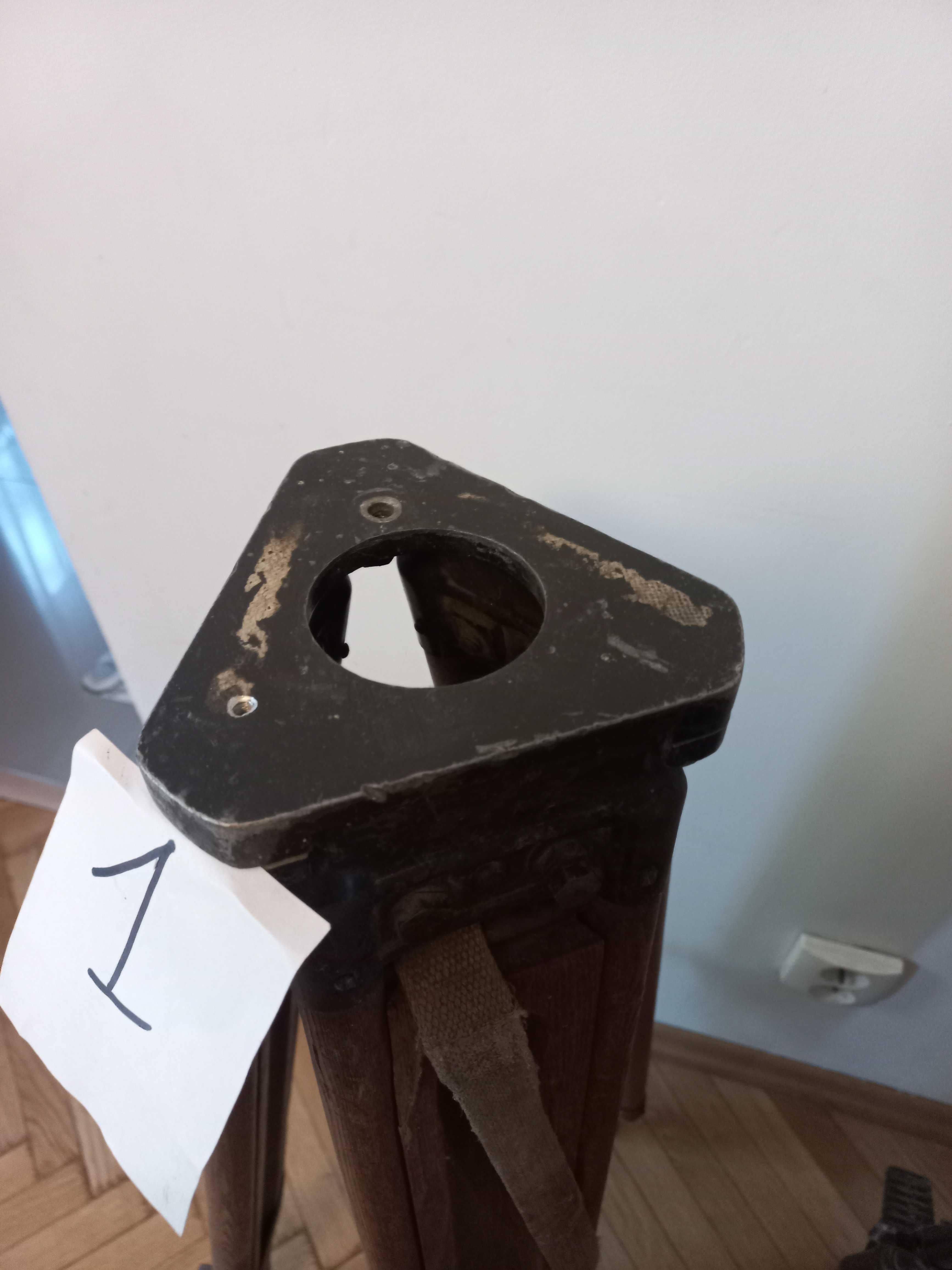 Statywy geodezyjne pod niwelator (dwa).