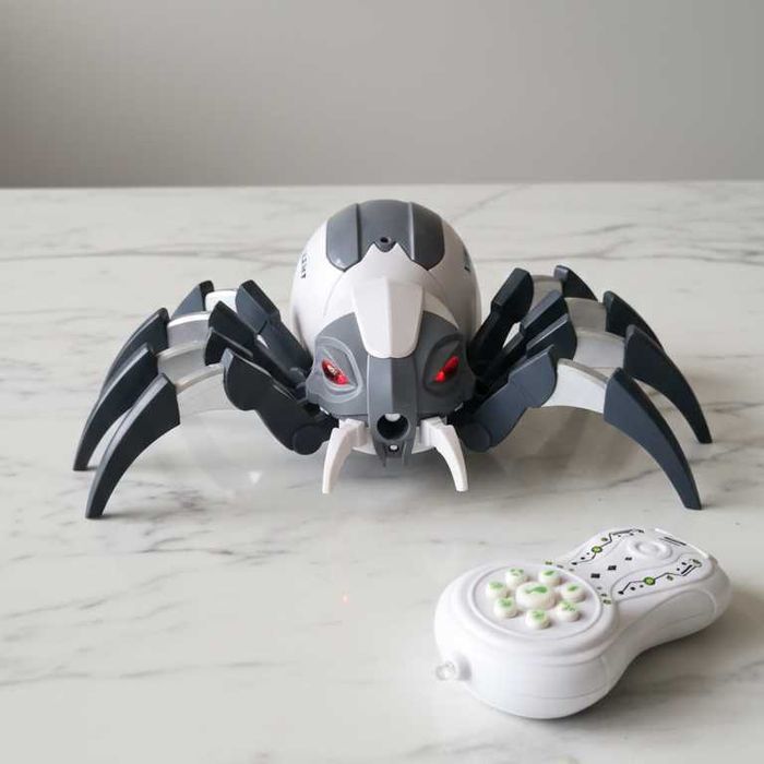 Duży robot–pająk na pilota – zdalnie sterowany