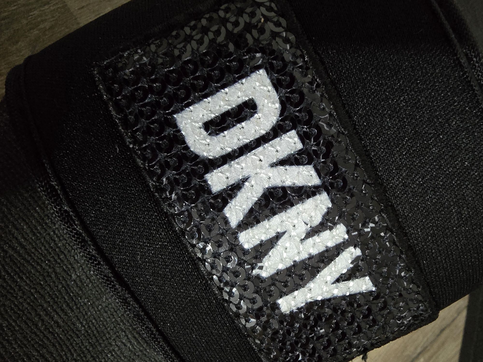 Chinelos DKNY com lantejoulas