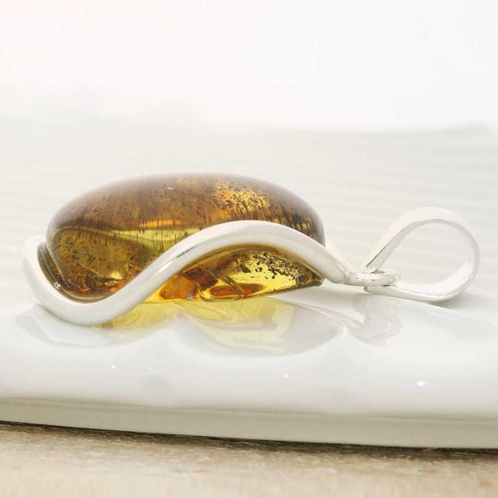 Srebrna zawieszka z bursztynem pr.925