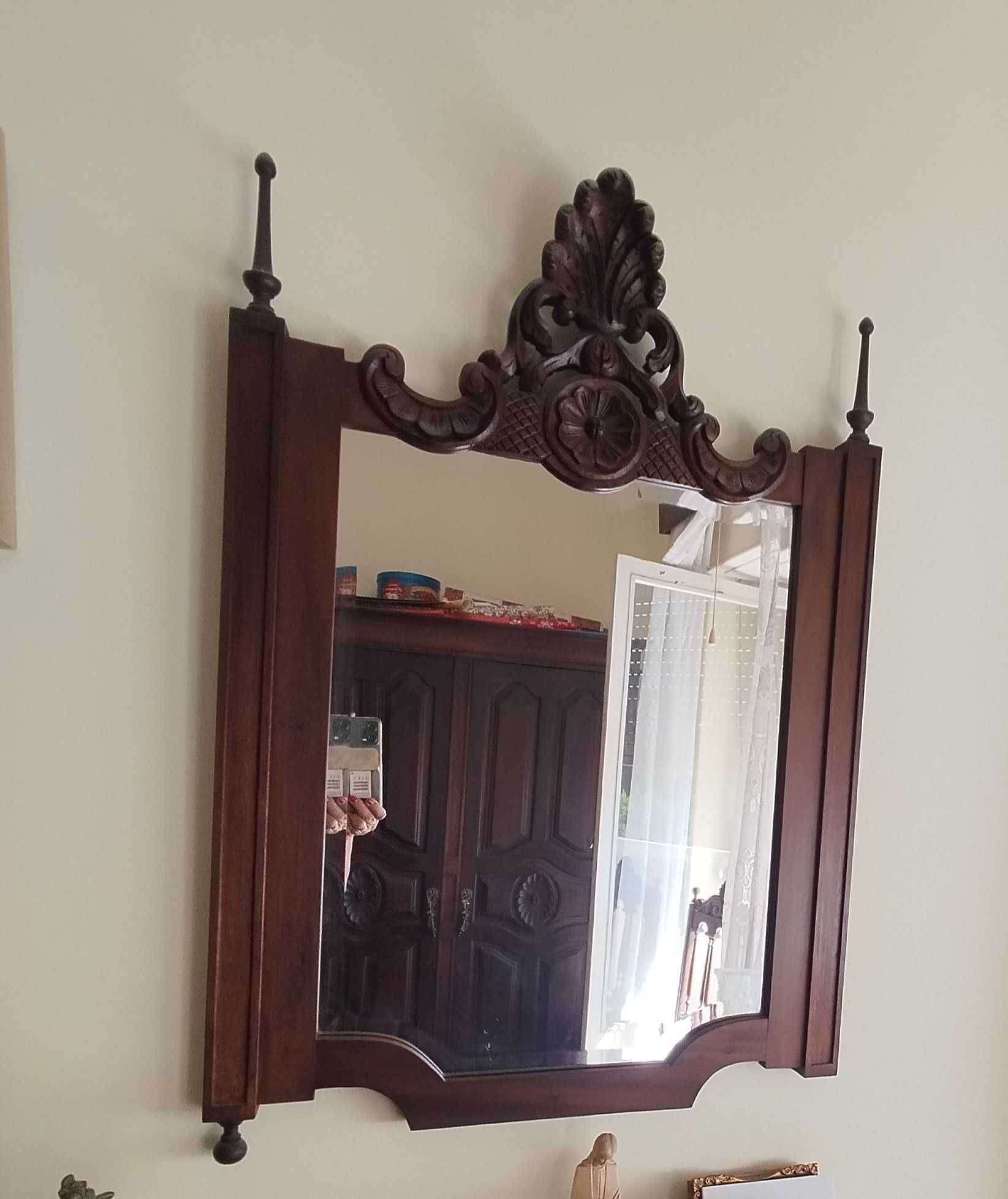Mobília de quarto (cama, armário, cómoda e espelho)