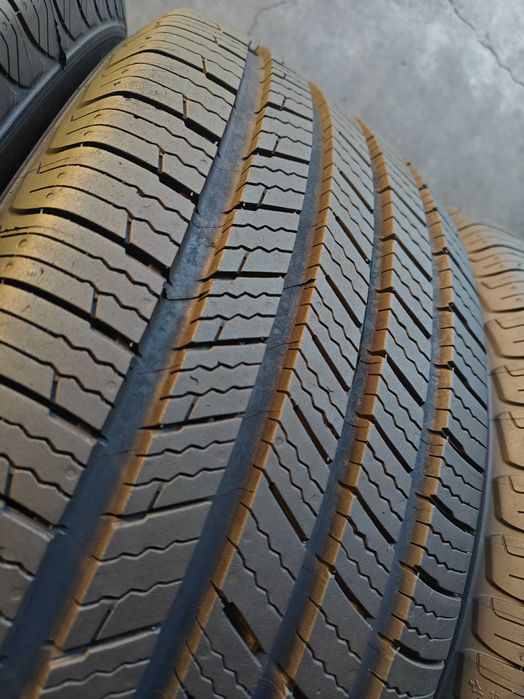R17 235 55 шини всесезонні  Michelin Defender T+H made USA як нові