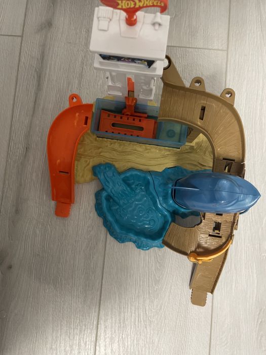 Хотвилс акула горка