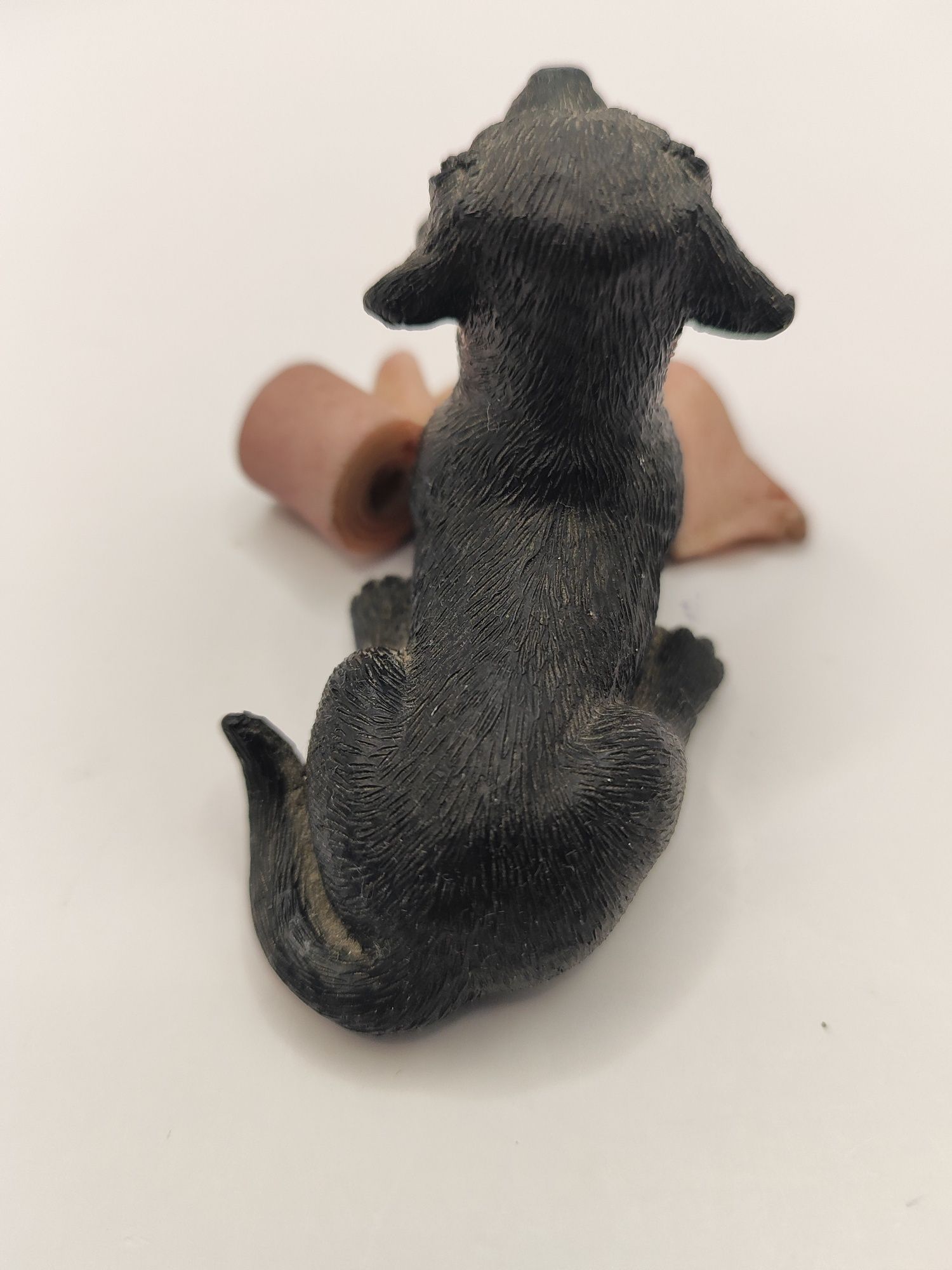 Figurka czarny Labrador z papierem Psotek pies piesek szczeniak