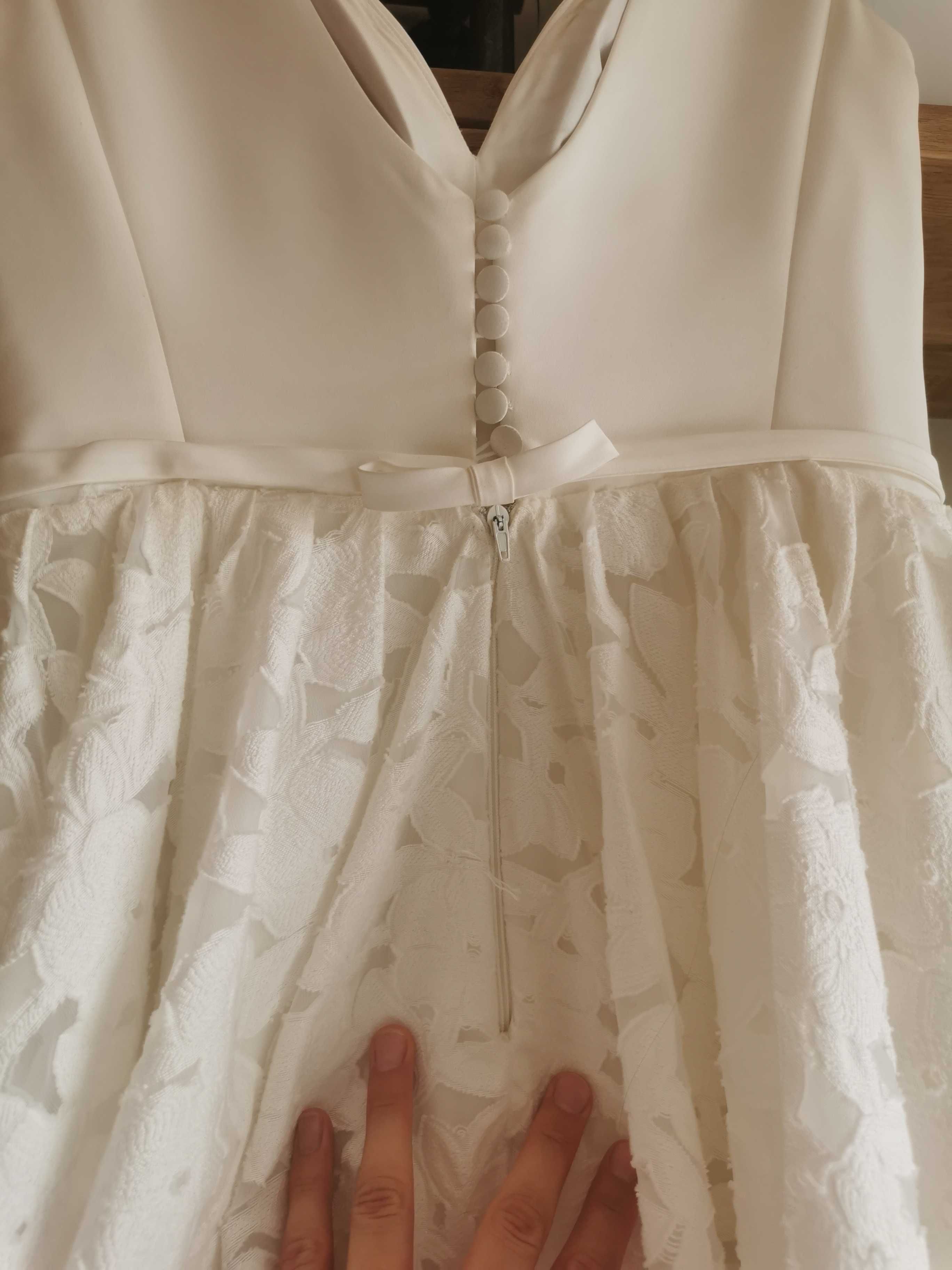 Klasyczna, żakardowa suknia ślubna