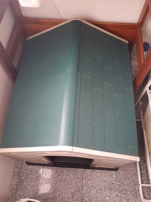 Casota de cão usada, mais acessórios novos