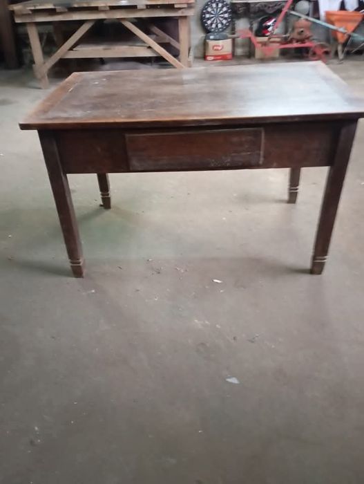 Vendo esta mesa muita bonita bom estado