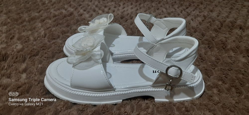 Босоніжки на дівчинку.