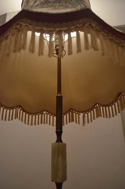 Lampa marmurowa . Abażur z motywem z angielskiego konnego polowania