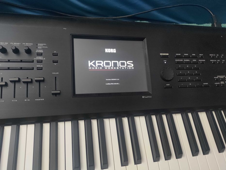 Korg Kronos 73 (Music Workstation)