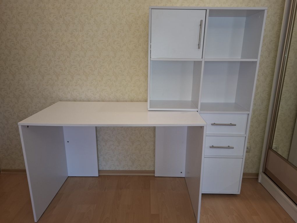 Стіл комп'ютерний білий ДСП. Самовивіз