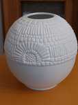 Kaiser Incised Ball wazon kula biskwit porcelana lata 50 Mid Century