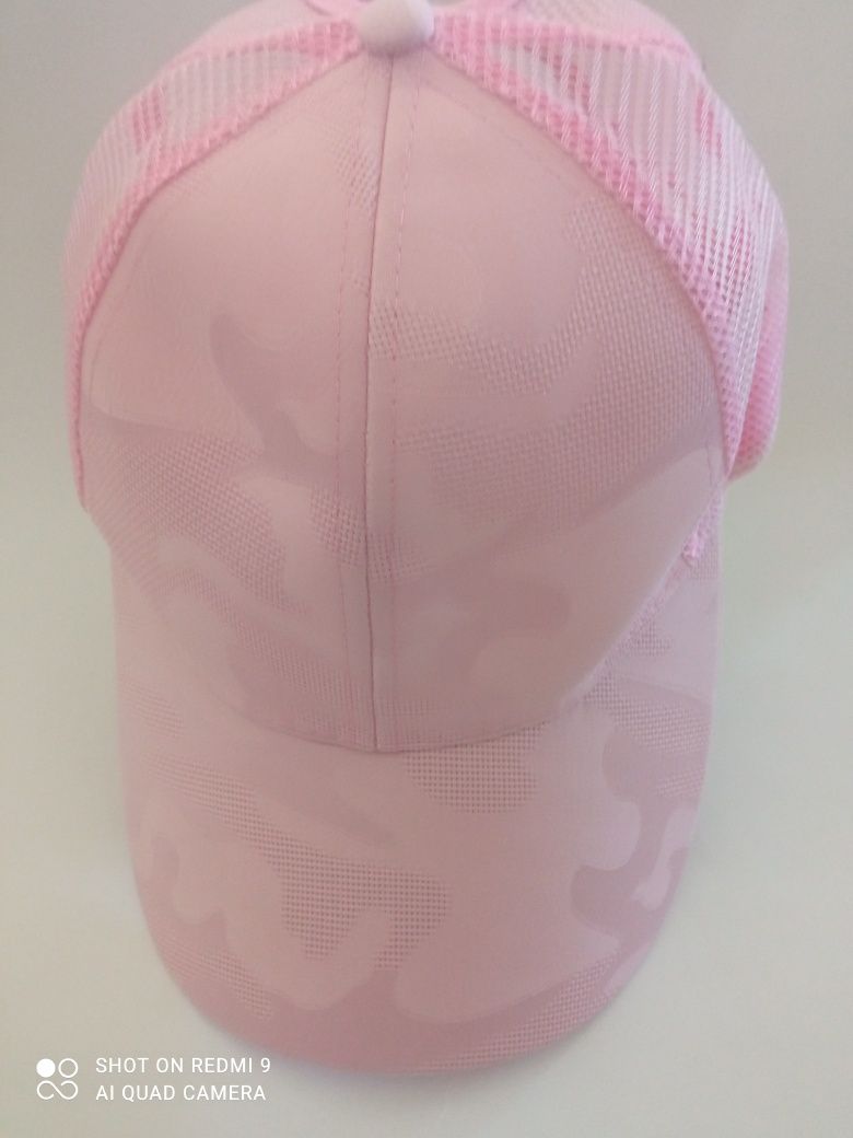 Różowa czapka z daszkiem