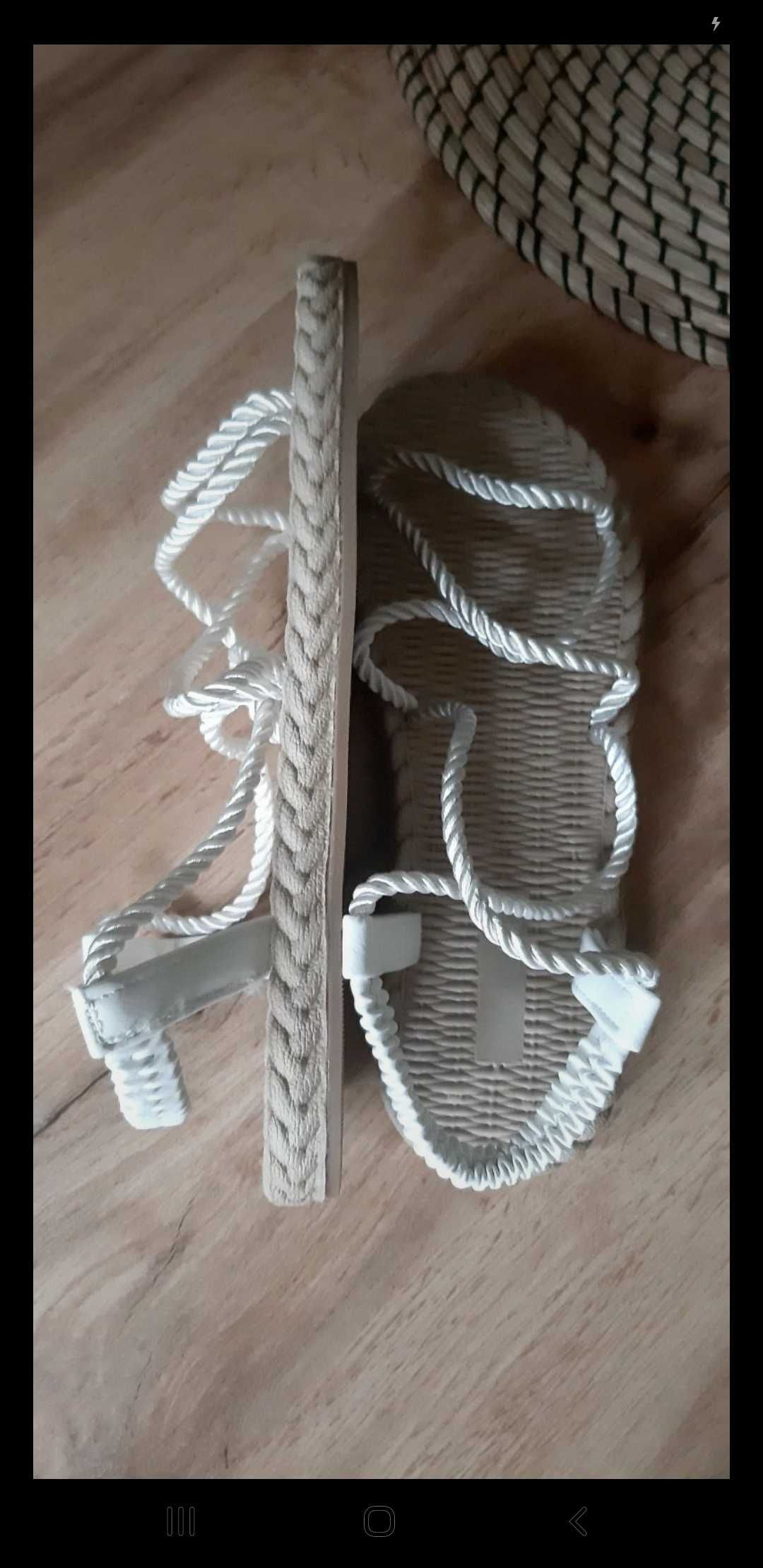 Nowe sandały Marquiiz Renee białe plecione ze sznurka