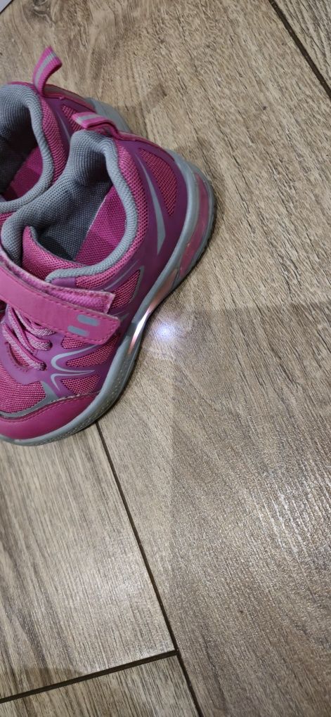 Buty sportowe dziewczęce świecą 26 (17cm)