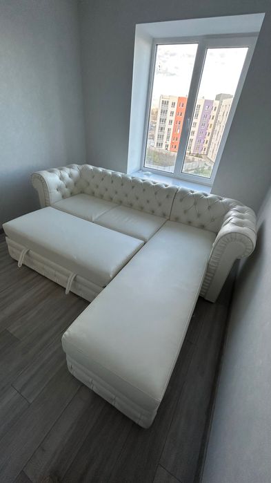 Диван білий шкіряний