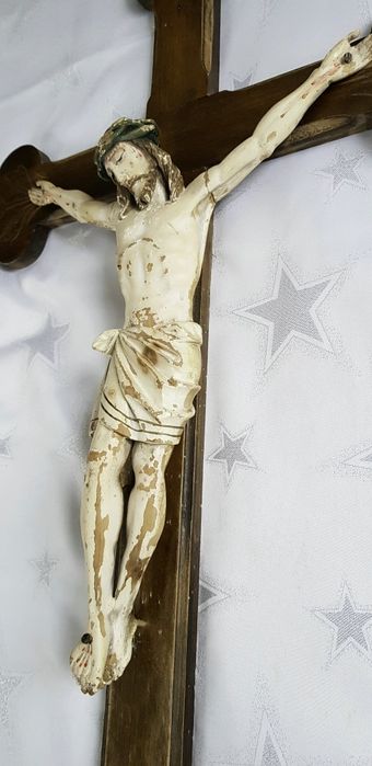 Duży stary drewniany krzyż krucyfiks z pasyjką