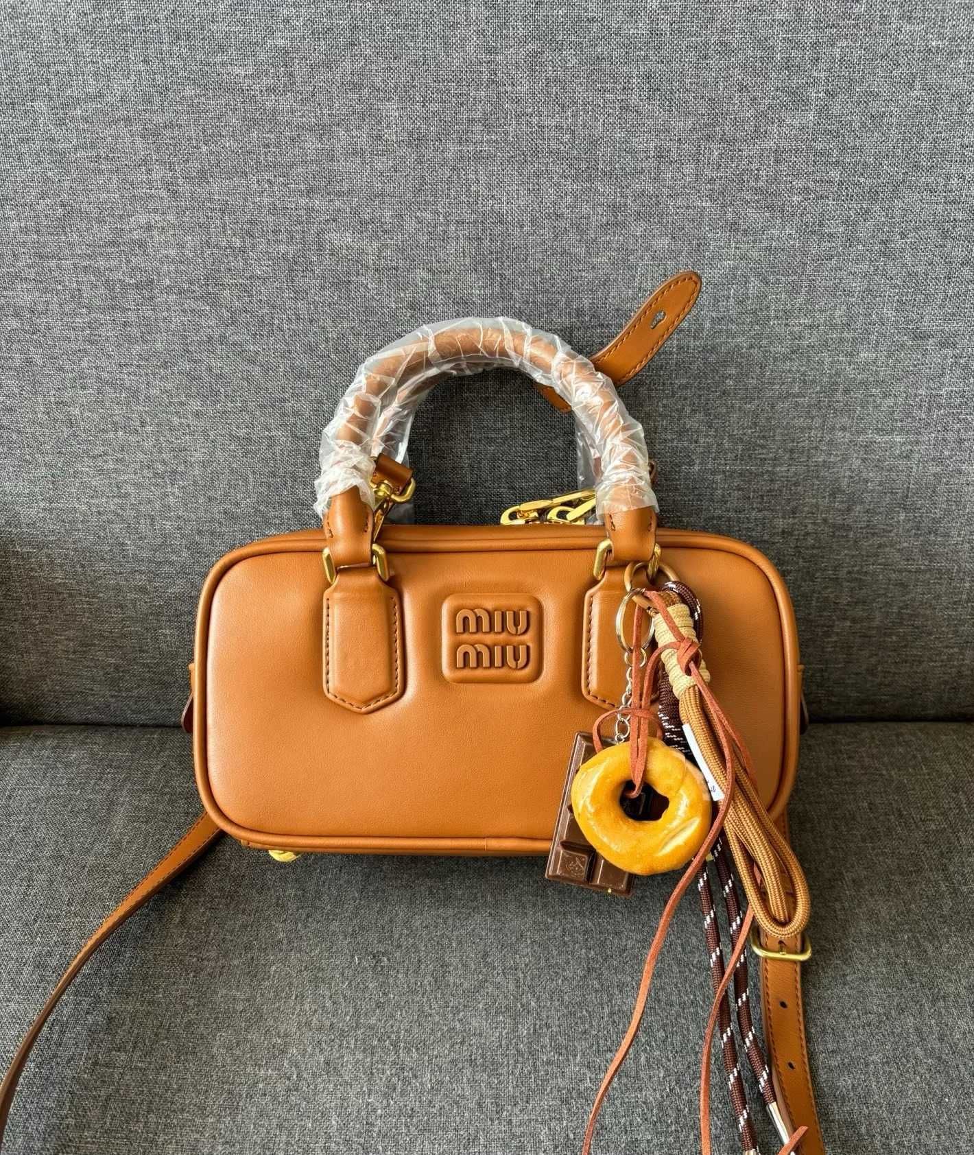 Must-have: Brązowa Torba Miu Miu - Klasyka i Styl