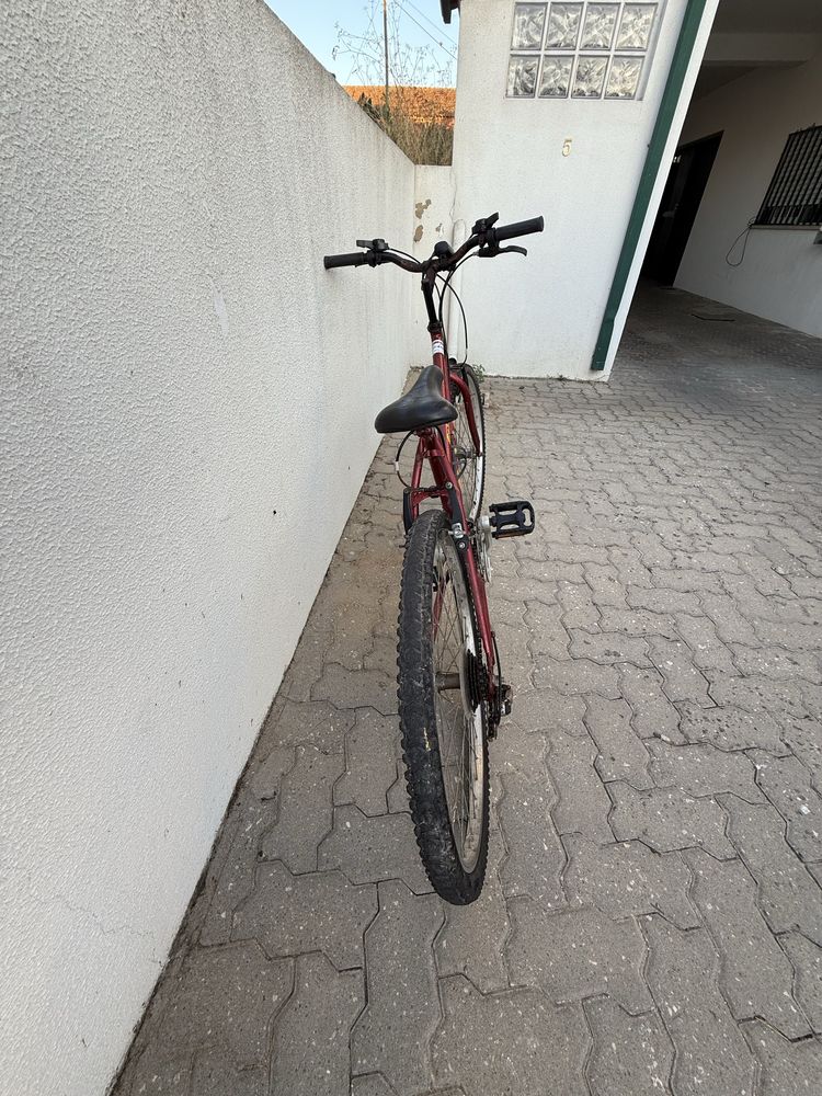 Vendo bicleta de senhora usada em bom estado.