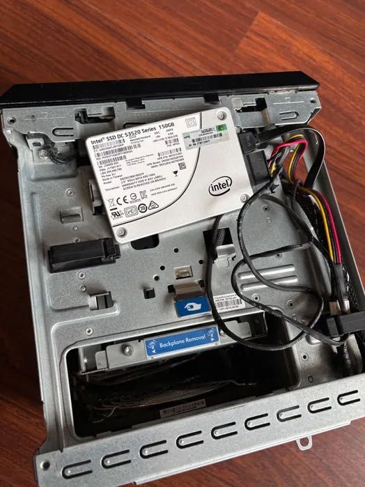 Продается HP MicroServer Gen8 для дома/ офиса ( используется как NAS )