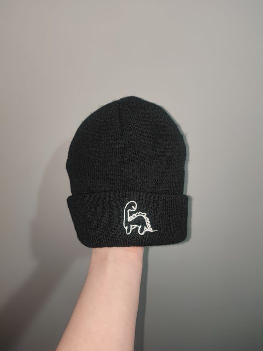 Czarna czapka z dinozaurem 104/110