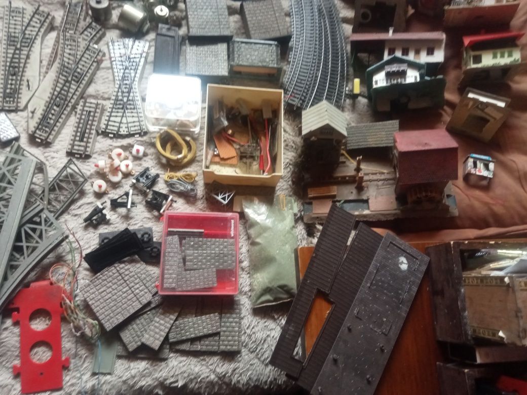 Kolejka elektryczna H0 Lokomotywa Wagony Tory mosty domki in. elementy